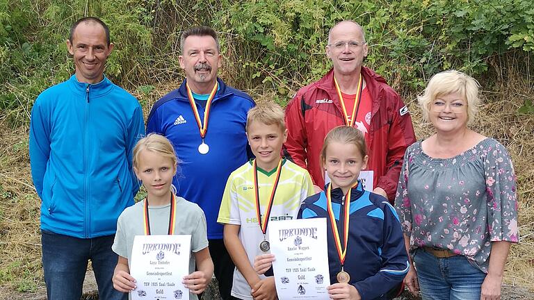 Fünf Goldmedaillen konnten nach dem Sportfest des TSV 1925 Saal/Saale e.V. an die erfolgreichsten Teilnehmer übergeben werden. Auf dem Foto hinten von links: Vorsitzender Christian Gock, Klaus Blindenhöfer und Jochen Glückert, Bürgermeisterin Cornelia Dahinten; vorne von links: Laya Umhöfer, Julius Schmitt, Amelie Wappes.