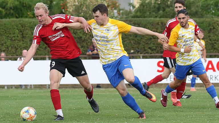 Schwer zu halten: Leopold Brachat (links) vom SC Schwarzach, hier im Bezirksliga-Spiel gegen die DJK Hain, erzielte im Toto-Pokal-Wettbewerb im Fußball-Kreis Würzburg gegen den SV Gelchsheim im Viertelfinale drei Tore.