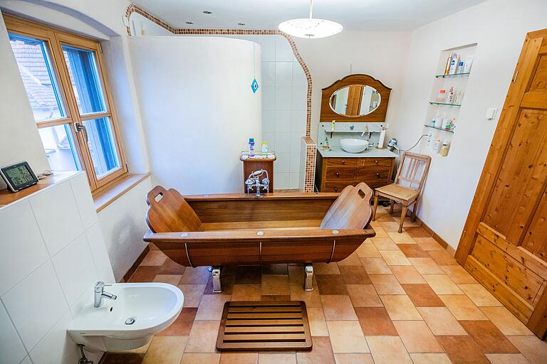 Originell ist das Badezimmer mit hölzerner Badewanne und altem Waschtisch. Originell ist das Badezimmer mit hölzerner Badewanne und altem Waschtisch.