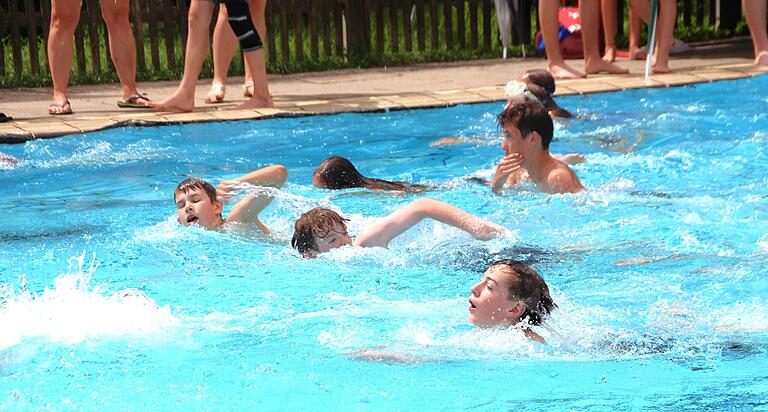 Und ab ging es beim Schwimmen im großen Becken des Geomaris. Und ab ging es beim Schwimmen im großen Becken des Geomaris.