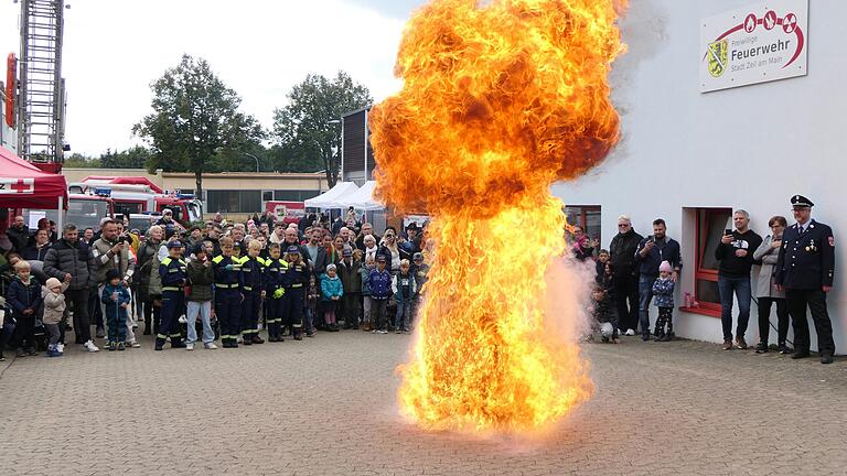 Eindrucksvoll demonstrierte die Zeiler Feuerwehr eine Fettexplosion.