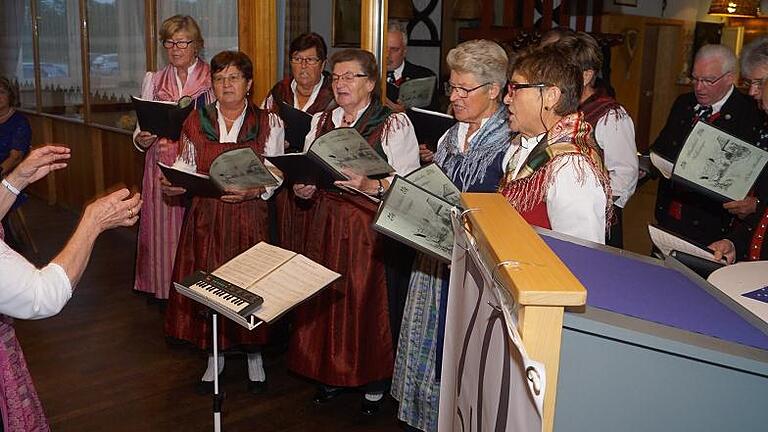 Umrahmten das Jubiläum: die Handthaler Volkssänger unter der Leitung: von Maria Hüttner (links). Umrahmten das Jubiläum: die Handthaler Volkssänger unter der Leitung: von Maria Hüttner (links).