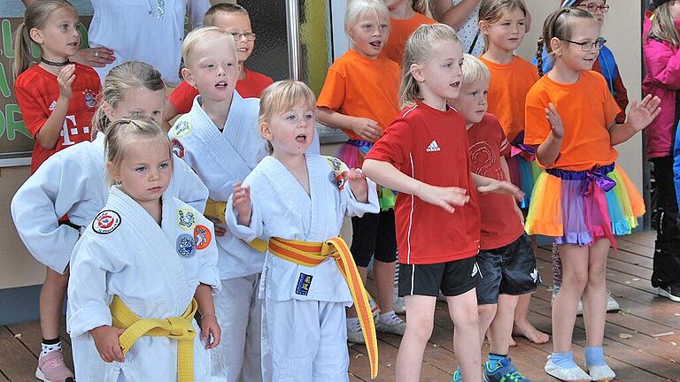 Live aus dem &bdquo;Aktuellen Sportstudio&ldquo; sendete der Kindergarten Neubrunn bei seinem Sommerfest.