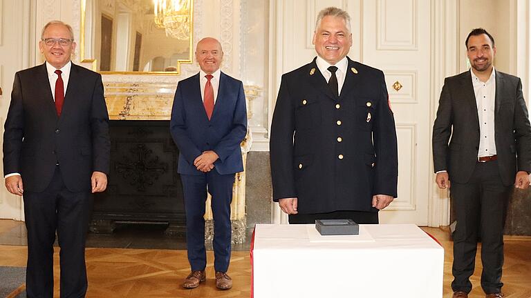 Regierungspräsident Dr. Eugen Ehmann (links) überreichte im Beisein von Rhön-Grabfeld Landrat Thomas Habermann und Bad Neustadts Bürgermeister Michael Werner, das Steckkreuz für besondere Verdienste um das Feuerwehrwesen an Kreisbrandrat Stefan Schmöger. Regierungspräsident Dr. Eugen Ehmann (links) überreichte im Beisein von Rhön-Grabfeld Landrat Thomas Habermann und Bad Neustadts Bürgermeister Michael Werner, das Steckkreuz für besondere Verdienste um das Feuerwehrwesen an Kreisbrandrat Stefan Schmöger.