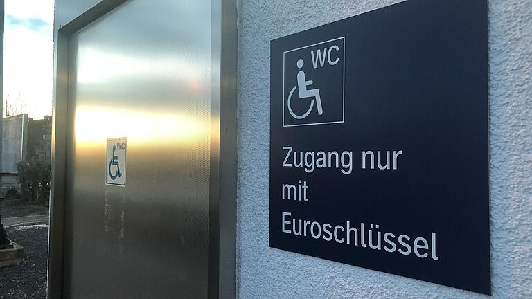 Viele der öffentlichen Toiletten, wie hier am Hauptbahnhof in Schweinfurt, können nur mithilfe des Euroschlüssels geöffnet werden.&nbsp;Der spezielle Türöffner ermöglicht lediglich einem eingeschränkten Personenkreis, wie Rollstuhlfahrern oder Sehbehinderten, den Zugang zu den WCs. Voraussetzung ist ein Schwerbehindertenausweis.