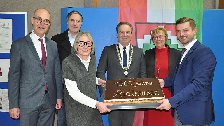 Sie feierten den Start des Jubeljahrs mit einem Kuchengeschenk des Cafes Wiesnblick (von links): Regierungsvizepräsident Jochen Lange, Historiker Joachim Andraschke, Dritte Bürgermeisterin Ruth Schwappach, Erster Bürgermeister Dieter Möhring, stellvertretende Landrätin Birgit Bayer und Zweiter Bürgermeister Thomas Wagenhäuser.