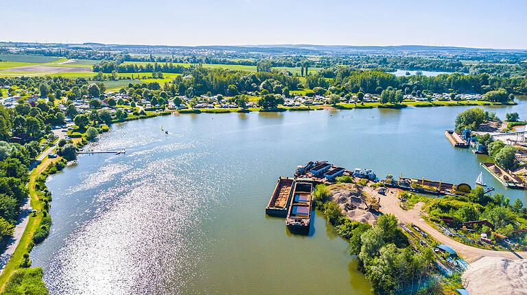 Große Nummer: Der Sander Baggersee und sein Campingplatz in der Sonne, aufgenommen mit der Drohne. Rechts unten das Kieswerk. Große Nummer: Der Sander Baggersee und sein Campingplatz in der Sonne, aufgenommen mit der Drohne. Rechts unten das Kieswerk. 