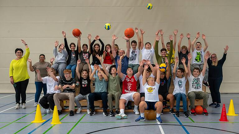 Beim Gruppenfoto in der Turnhalle: Die Kinder des Austauschs mit Betreuerin Elisabeth Kis (links), Schulleiter Christoph Rüttiger (Mitte) und Lehrerin Livia Gunkl.