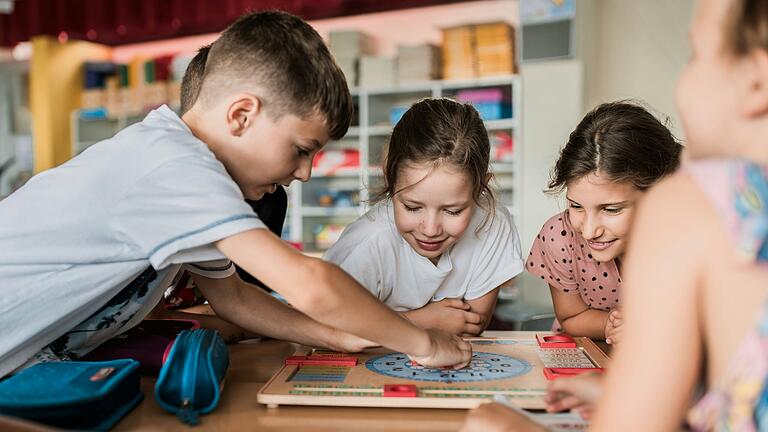 Die Würzburger Stiftung Flyeralarm Kids Foundation will benachteiligte Kinder und Jugendliche fördern. Projekte in den Bereichen Bildung und Kinderschutz stehen dabei aktuell im Vordergrund (Symbolbild).