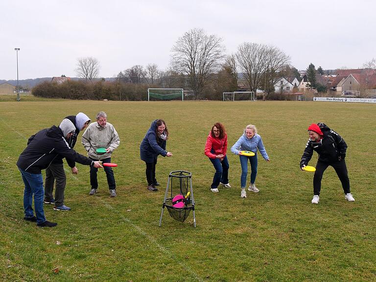 Fairplay steht beim Teamsport 'Ultimate Frisbee' an erster Stelle. Wie Frisbee-Scheiben dafür eingesetzt werden können, lernten die Teilnehmer dieses Workshops. Fairplay steht beim Teamsport 'Ultimate Frisbee' an erster Stelle. Wie Frisbee-Scheiben dafür eingesetzt werden können, lernten die Teilnehmer dieses Workshops.