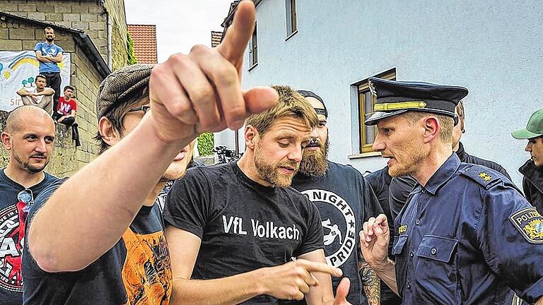 Aufgebrachte Diskussion: &bdquo;Die Krawallmacher sind hinter der Grundstücksmauer.&ldquo; Demonstranten der bunten Bündnisse protestieren gegenüber Polizeieinsatzleiter Markus Hack heftig gegen den Platzverweis, den er auf Veranstalterwunsch gegen die Nazigegner ausgesprochen hat.