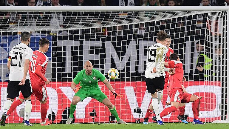 Fussball       -  Die Kugel auf dem Weg zum 1:1: Leon Goretzka (Rückennummer 18) erzielte im Testspiel gegen Serbien den Ausgleich.