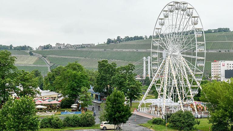 Klein-Kiliani auf den Mainwiesen: Links der Biergarten, rechts die Fahrgeschäfte mit Riesenrad, Autoscooter und Co.