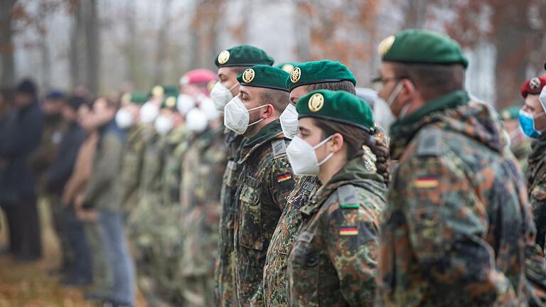 Sowohl zivile Mitarbeiter als auch Soldaten fanden sich am Soldatenfriedhof zum Gedenken ein.       -  Sowohl zivile Mitarbeiter als auch Soldaten fanden sich am Soldatenfriedhof zum Gedenken ein.