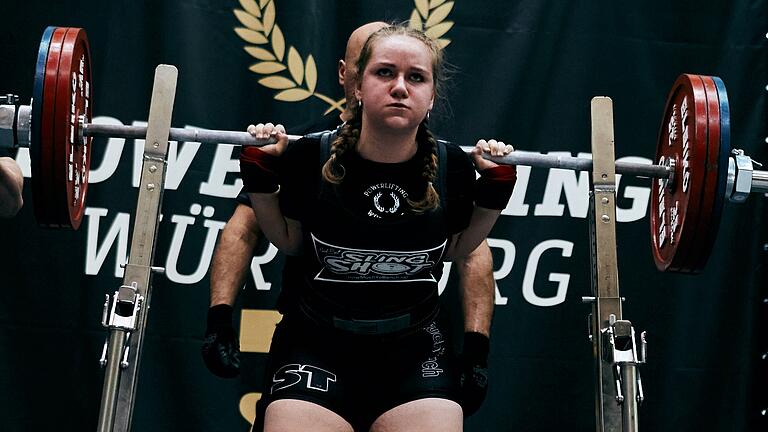 Klara Haspel aus Eßfeld vom Verein Powerlifting Würzburg wird Erste im Equipped Kraftdreikampf in der Gewichtsklasse bis 84 Kilogramm der Jugend. Klara Haspel aus Eßfeld vom Verein Powerlifting Würzburg wird Erste im Equipped Kraftdreikampf in der Gewichtsklasse bis 84 Kilogramm der Jugend.