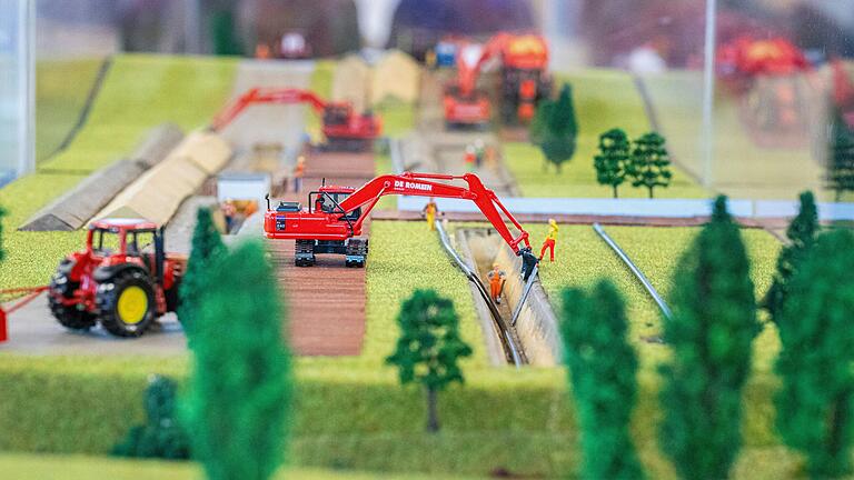 Die SuedLink-Leitungen werden 700 Kilometer quer durch Deutschland verlegt – komplett unter der Erde, wie dieses Modell zeigt, das 2023 in Unterfranken bei Bürger-Infotreffen zu sehen war.
