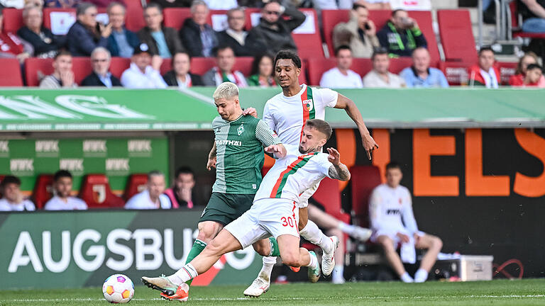 FC Augsburg - Werder Bremen.jpeg - Niklas Dorsch (unten) mit vollem Einsatz gegen Bremens Romano Schmid (links), beobachtet von Augsburgs Felix Uduokhai (Mitte). Dorsch gilt nach dem Ausfall von Kristijan Jakic als Kandidat für die Startelf. FC Augsburg - Werder Bremen.jpeg - Niklas Dorsch (unten) mit vollem Einsatz gegen Bremens Romano Schmid (links), beobachtet von Augsburgs Felix Uduokhai (Mitte). Dorsch gilt nach dem Ausfall von Kristijan Jakic als Kandidat für die Startelf.