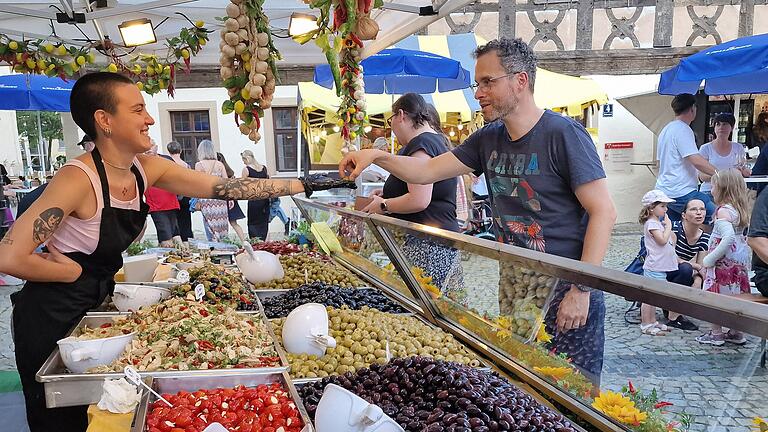 Eine Olive zum Probieren? Das geht immer. - Eine Olive zum Probieren? Das geht immer. Eine Olive zum Probieren? Das geht immer. - Eine Olive zum Probieren? Das geht immer.