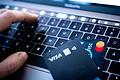 Kredit- und Debitkarten       -  Derzeit kommt es zu Problemen bei der Zahlung mit bestimmten Debit- und Kreditkarten (Archivfoto).