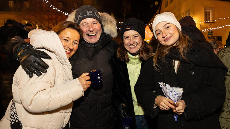 Volkacher Winterzauber       -  Zahlreiche Menschen besuchen am Samstag (04.01.25) den Volkacher Winterzauber. Der Marktplatz verwandelt sich noch bis zum 6. Januar täglich in eine Winter-Open-Air-Festivalfläche.