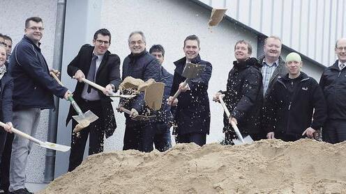 Strahlende Gesichter beim Spatenstich für die Rossmann-Filiale in Mellrichstadt: (von links) Darina Kaufmann, Regional-Verkaufsleiterin Aldi Süd, Filialleiter Heinz Steinmüller, Jürgen Kößl von der Rossmann-Expansionsleitung, Bürgermeister Eberhard Streit, der beauftragte Bauunternehmer Theo Hahn aus Zeitlofs, Dominik Engel, Leiter Filialentwicklung bei Aldi-Süd, Planer Ralph Kirschner sowie die Stadträte Markus Groenen, Markus Beck und Frank Vetter. Strahlende Gesichter beim Spatenstich für die Rossmann-Filiale in Mellrichstadt: (von links) Darina Kaufmann, Regional-Verkaufsleiterin Aldi Süd, Filialleiter Heinz Steinmüller, Jürgen Kößl von der Rossmann-Expansionsleitung, Bürgermeister Eberhard Streit, der beauftragte Bauunternehmer Theo Hahn aus Zeitlofs, Dominik Engel, Leiter Filialentwicklung bei Aldi-Süd, Planer Ralph Kirschner sowie die Stadträte Markus Groenen, Markus Beck und Frank Vetter.
