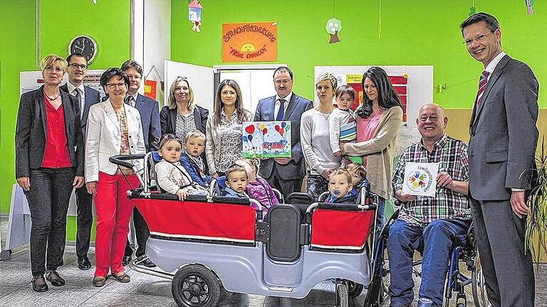 Familienstützpunkt: Mit dabei waren (v.l) Kita-Leiterin Dorett Lehm, Christoph Höger (Dr. Georg-Schäfer-Jugendstiftung), Jugendamtsleiterin Maria Albert-Wirsching, Sozialreferent Jürgen Montag, Karola Rumpel (Jugendamt), Anastasia Georgousidou, Fritz Ritzmann (Schäferstiftung), zwei Erzieherinnen, AWO-Vorsitzender Ralf Sander und OB Sebastian Remelé. Familienstützpunkt: Mit dabei waren (v.l) Kita-Leiterin Dorett Lehm, Christoph Höger (Dr. Georg-Schäfer-Jugendstiftung), Jugendamtsleiterin Maria Albert-Wirsching, Sozialreferent Jürgen Montag, Karola Rumpel (Jugendamt), Anastasia Georgousidou, Fritz Ritzmann (Schäferstiftung), zwei Erzieherinnen, AWO-Vorsitzender Ralf Sander und OB Sebastian Remelé.