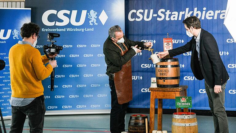 Das Fass stand zwar bereit, das Starkbier floss aber trotzdem coronakonform aus der Flasche beim CSU-Starkbieranstich in Kürnach. Übertragen wurde alles im Lokalfernsehen. Die SPD hat sich darüber bei der Medien-Aufsichtsbehörde beschwert. Das Fass stand zwar bereit, das Starkbier floss aber trotzdem coronakonform aus der Flasche beim CSU-Starkbieranstich in Kürnach. Übertragen wurde alles im Lokalfernsehen. Die SPD hat sich darüber bei der Medien-Aufsichtsbehörde beschwert.