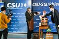 Das Fass stand zwar bereit, das Starkbier floss aber trotzdem coronakonform aus der Flasche beim CSU-Starkbieranstich in Kürnach. Übertragen wurde alles im Lokalfernsehen. Die SPD hat sich darüber bei der Medien-Aufsichtsbehörde beschwert.