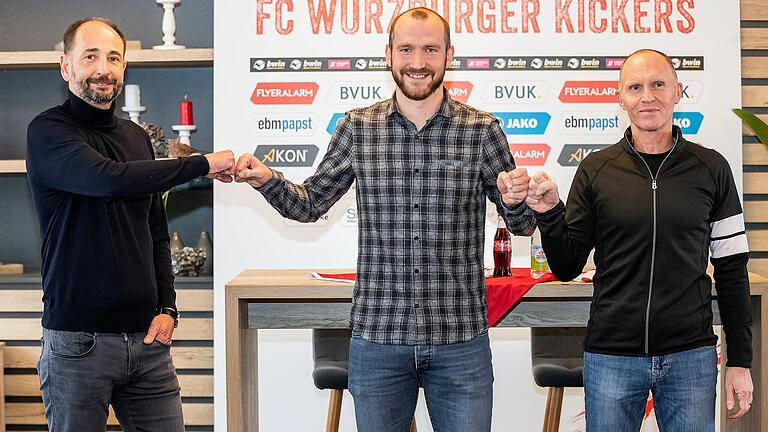 Sie sollen die Würzburger Kickers wieder in ruhigeres Fahrwasser führen: der neue Sportdirektor Sebastian Neumann (Mitte) bei seiner Vorstellung mit dem Kickers-Vorstandsvorsitzenden Christian Jäger (links) und Jochen Seuling, der bei Kickers-Investor Flyeralarm im sportlichen Bereich tätig ist.