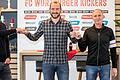 Sie sollen die Würzburger Kickers wieder in ruhigeres Fahrwasser führen: der neue Sportdirektor Sebastian Neumann (Mitte) bei seiner Vorstellung mit dem Kickers-Vorstandsvorsitzenden Christian Jäger (links) und Jochen Seuling, der bei Kickers-Investor Flyeralarm im sportlichen Bereich tätig ist.