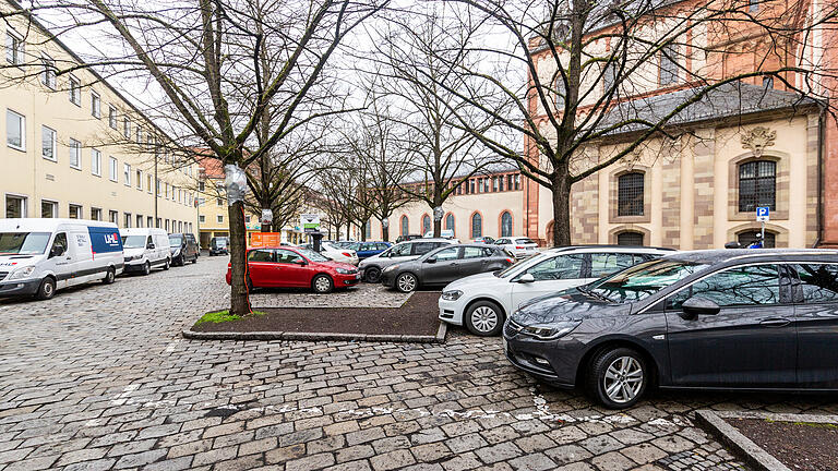 Ab dem Sommer wird das Parken im Bischofshut, wie hier am Paradeplatz, teurer. Langfristig sollen die Oberflächenparkplätze dort verschwinden. Ab dem Sommer wird das Parken im Bischofshut, wie hier am Paradeplatz, teurer. Langfristig sollen die Oberflächenparkplätze dort verschwinden. 