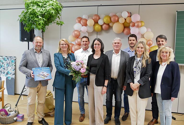 Ein herzliches Willkommen für Stephanie Kordmann als Schulleiterin der Grundschule Bergtheim. Von links: Thomas Cimander (Vorsitzender des Personalrats für die Grund- und Mittelschulen im Landkreis Würzburg), Schulrätin Ruth Klawitter, Christian Kordmann, Schulleiterin Stephanie Kordmann, der Bergtheimer Bürgermeister Konrad Schlier als Vorsitzender des Grundschulverbands, Fördervereinsvorsitzender Michael Burger, Sabine Kircher vom Elternbeirat sowie Bürgermeister Bernd Schraud aus Hausen und Bürgermeisterin Martina Rottmann aus Oberpleichfeld. Ein herzliches Willkommen für Stephanie Kordmann als Schulleiterin der Grundschule Bergtheim. Von links: Thomas Cimander (Vorsitzender des Personalrats für die Grund- und Mittelschulen im Landkreis Würzburg), Schulrätin Ruth Klawitter, Christian Kordmann, Schulleiterin Stephanie Kordmann, der Bergtheimer Bürgermeister Konrad Schlier als Vorsitzender des Grundschulverbands, Fördervereinsvorsitzender Michael Burger, Sabine Kircher vom Elternbeirat sowie Bürgermeister Bernd Schraud aus Hausen und Bürgermeisterin Martina Rottmann aus Oberpleichfeld.