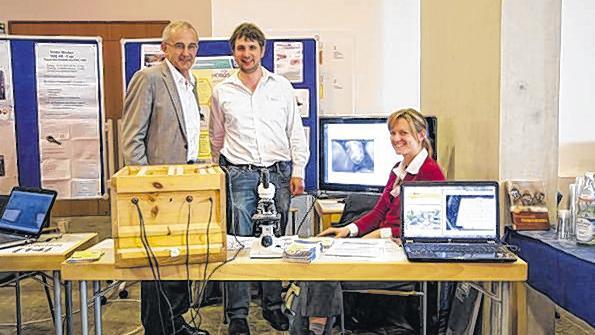 Eine Runde weiter: Christoph Bauer (Mitte) und sein Team fürs Bienenprojekt.