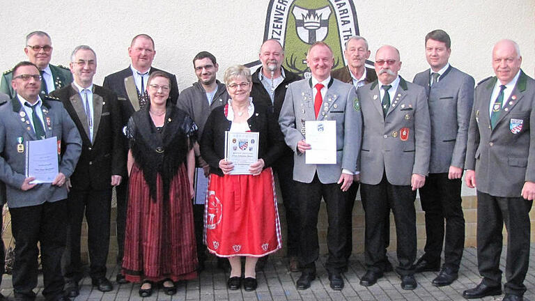 Gauschützentag 2017 mit Sportlerehrung in Thulba (vorne v.l.): Timo Mainberger, Wolfgang Purretat, Kurt Back, Bruno Bös, Antje Kümmert, Jens Markert, Johanna Bauer, Uwe Dombrowski, Michael Bauer, Wolfgang Krug, Guntram Beck, MdL Sandro Kirchner und stellv. Gauschützenmeister Günter Schwager. Fotos: Manfred Koch       -  Gauschützentag 2017 mit Sportlerehrung in Thulba (vorne v.l.): Timo Mainberger, Wolfgang Purretat, Kurt Back, Bruno Bös, Antje Kümmert, Jens Markert, Johanna Bauer, Uwe Dombrowski, Michael Bauer, Wolfgang Krug, Guntram Beck, MdL Sandro Kirchner und stellv. Gauschützenmeister Günter Schwager. Fotos: Manfred Koch