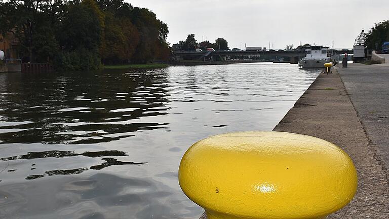 Ruhig fließt der Main, hier von der Schiffsanlegestelle unweit des Jugendgästehauses aus betrachtet, durch Schweinfurt. Doch es ist ganz schön etwas los auf der Wasserstraße. Allein rund 30 große Schiffe passieren täglich die Stadt.