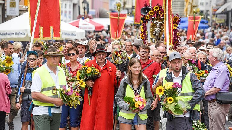Die traditionelle Würzburger Zwiebelkirchweih in der Semmelstraße verlor zuletzt Gastronomen und Besucher. Ein Verzicht der Stadt auf Gebühren soll diese Entwicklung nun stoppen. Die traditionelle Würzburger Zwiebelkirchweih in der Semmelstraße verlor zuletzt Gastronomen und Besucher. Ein Verzicht der Stadt auf Gebühren soll diese Entwicklung nun stoppen.