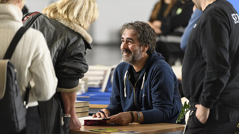 Lesung mit Deniz Yücel       -  Journalist und Autor Deniz Yücel spricht am Freitag (15.11.19) vor vollem Saal im Audimax in der Universität am Sanderring in Würzburg. Yücel liest aus seinem neuen Buch 'Agentterrorist - Eine Geschichte über Freiheit und Freundschaft, Demokratie und Nichtsodemokratie', in dem er seinen Gefängnisaufenthalt in der Türkei aufarbeitet.