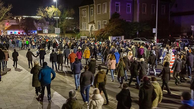 Zu mehreren so genannten Spaziergängen trafen sich im Dezember mehrere tausend Menschen sonntags in Schweinfurt. Der Stadtrat verfasste nun eine Resolution, in der er dazu aufrief, sich impfen zu lassen und nicht an diesen unangemeldeten Versammlungen teilzunehmen. Zu mehreren so genannten Spaziergängen trafen sich im Dezember mehrere tausend Menschen sonntags in Schweinfurt. Der Stadtrat verfasste nun eine Resolution, in der er dazu aufrief, sich impfen zu lassen und nicht an diesen unangemeldeten Versammlungen teilzunehmen.