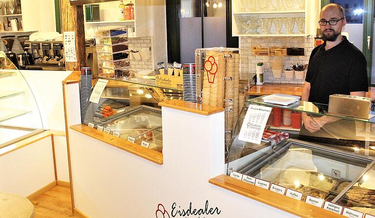 Eine große Theke mit Eis-Auswahl hat der neu eröffnete 'Eisdealer' in Wiesentheid zu bieten. Aber es gibt nicht nur Eis. Eine große Theke mit Eis-Auswahl hat der neu eröffnete 'Eisdealer' in Wiesentheid zu bieten. Aber es gibt nicht nur Eis.