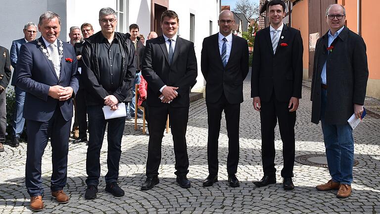 Drei Siebener wurden vereidigt: (von links) Bürgermeister Franz-Josef Sauer (Arnstein), die neuen Feldgeschworenen Roland Holzinger (Obersfeld), Tobias Sauer (Binsfeld) und Stefan Wendel (Büchold) sowie Distriktobmann Armin Hettrich (Schwebenried) und Bürgermeister Achim Höfling (Eußenheim).