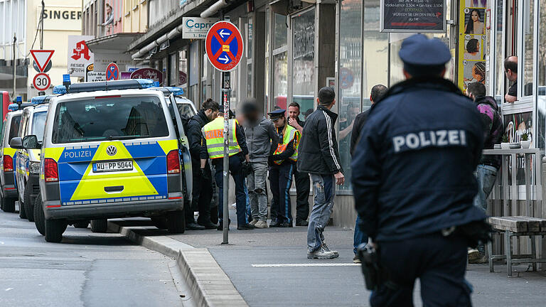 Mehrere Personen wurden im März bei einer Drogenrazzia in der Würzburger Oberthürstraße festgenommen. Einer der Hauptverantwortlichen zeigte sich nun geständig (Archivbild).