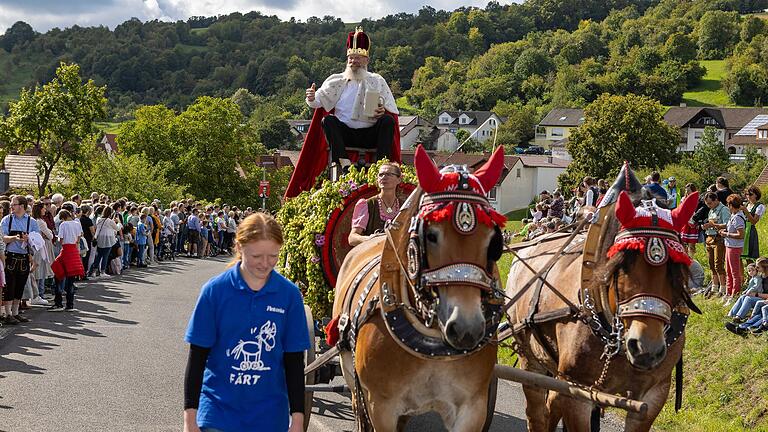 Gambrinus grüßt vom Wagen: Beim Festumzug in Weisbach säumten tausende Besucher bei herrlichem Herbstwetter die Straßen. Gambrinus grüßt vom Wagen: Beim Festumzug in Weisbach säumten tausende Besucher bei herrlichem Herbstwetter die Straßen.
