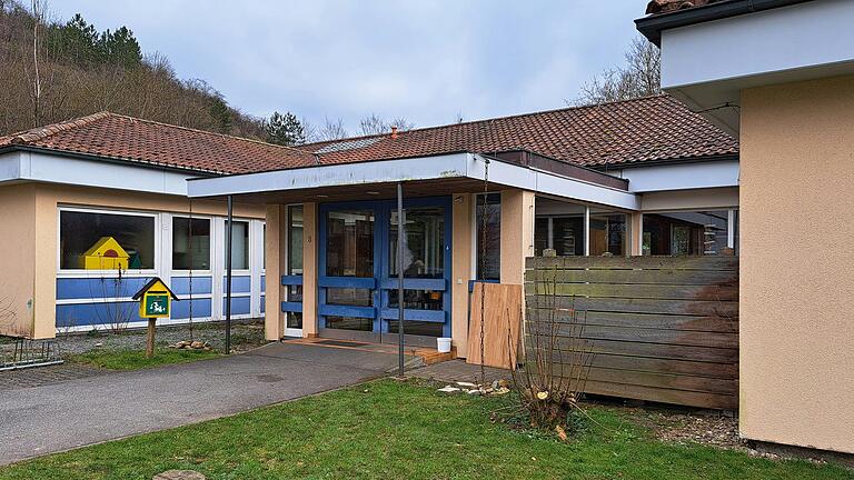 Der Kindergarten Mühlbach ist in die Jahre gekommen und wird modernisiert. Jedoch fangen die Arbeiten dazu erst im kommenden Jahr an.