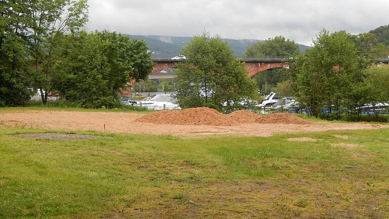 Die Stadtverwaltung lässt den Stadtstrand hinter dem Lohrer Bootshafen gerade für die Nutzung als Beachvolleyballfeld herrichten.&nbsp;