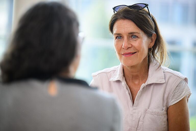 Speed-Dating: Schauspielerinnen und Schauspieler stehen am Sonntag (22.09.24) beim Theaterfest am Mainfranken Theater in Würzburg für kurze, persönliche Fragerunden zur Verfügung. Das Theaterfest bietet allen kleinen und großen Gästen ein vielfältiges Programm, darunter verschiedene Workshops mit Ensemblemitgliedern und Blicke hinter die Kulissen sowie Premierenmatineen der Produktionen, Maria Stuart, In den Alpen und Medea.