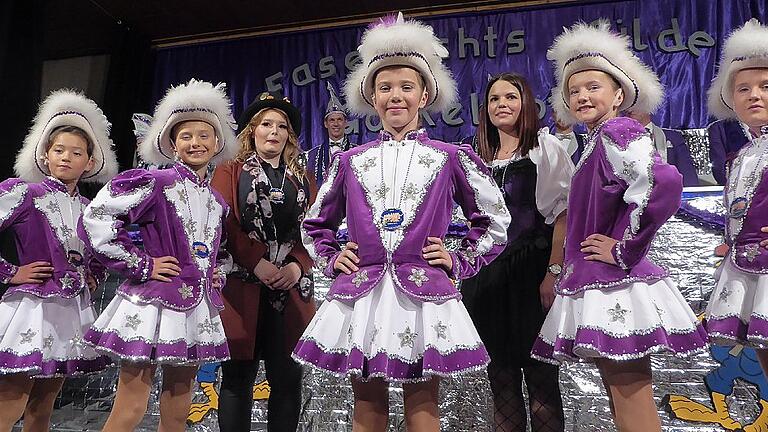 Die Kinder-Prinzengarde mit ihren Trainerinnen Sophia Stamm (links) und Tamina Weger überzeugte in Gaukönigshofen.