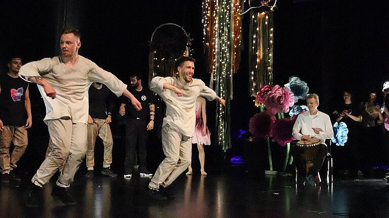 Markus Heldt (links) und der Lohrer Dominik Blenk begeisterten mit ihrer Dreamscapes-Produktion auch in Gießen. Das Foto wurde aufgenommen bei der Premiere in der Lohrer Stadthalle, wo am 23. und 24. November zwei Zusatzveranstaltungen stattfinden.