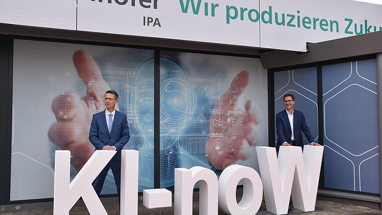 Künstliche Intelligenz (KI) für nachhaltig optimierte Wertschöpfung (noW). Dafür steht KI-noW, die neue Außenstelle des&nbsp; Fraunhofer-Instituts in Schweinfurt. Gemeinsam eröffnet wurde sie mit Corona-Abstand von Schweinfurts Oberbürgermeister Sebastian Remelé (links) und Professor Frank Döpper, dem Leiter der Fraunhofer Projektgruppe Prozessinnovation Bayreuth und nun auch Leiter der Arbeitsruppe KI-noW in Schweinfurt.