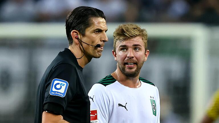 Schiedsrichter Deniz Aytekin im Gespräch mit Mönchengladbach Christoph Kramer.