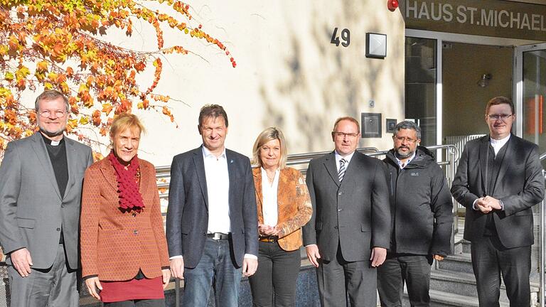 Das Haus St. Michael wurde&nbsp;an die Stadt Bad Königshofen verkauft. Unser Bild zeigt (von links) Generalvikar Jürgen Vorndran, Christine Schrappe, Leiterin der Hauptabteilung Bildung und Kultur, Bürgermeister Thomas Helbling, stellvertretende Landrätin Eva Böhm, Finanzdirektor Sven Kunkel, Pater Joe und Dekan Andreas Krefft.